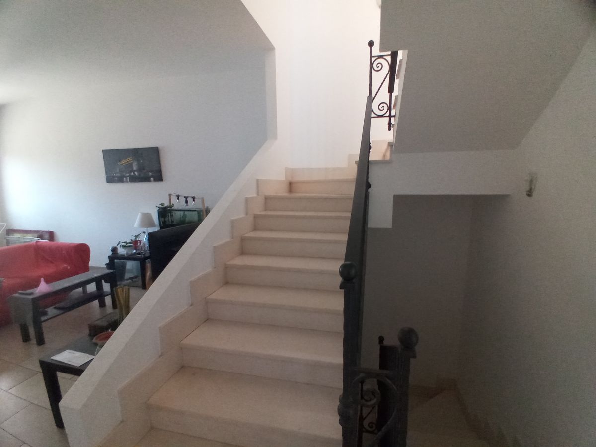 Villa (zona residenziale) di  6 vani /210 mq  a Bari - Mungivacca (zona via fanelli)