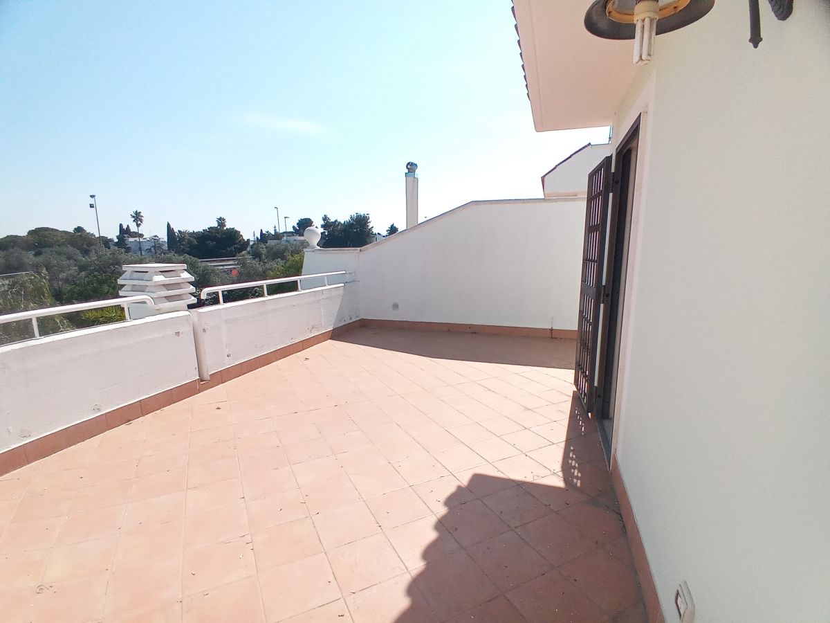 Villa (zona residenziale) di  6 vani /210 mq  a Bari - Mungivacca (zona via fanelli)