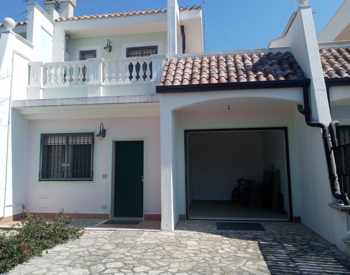 Villa (zona residenziale) di  6 vani /210 mq  a Bari - Mungivacca (zona via fanelli)