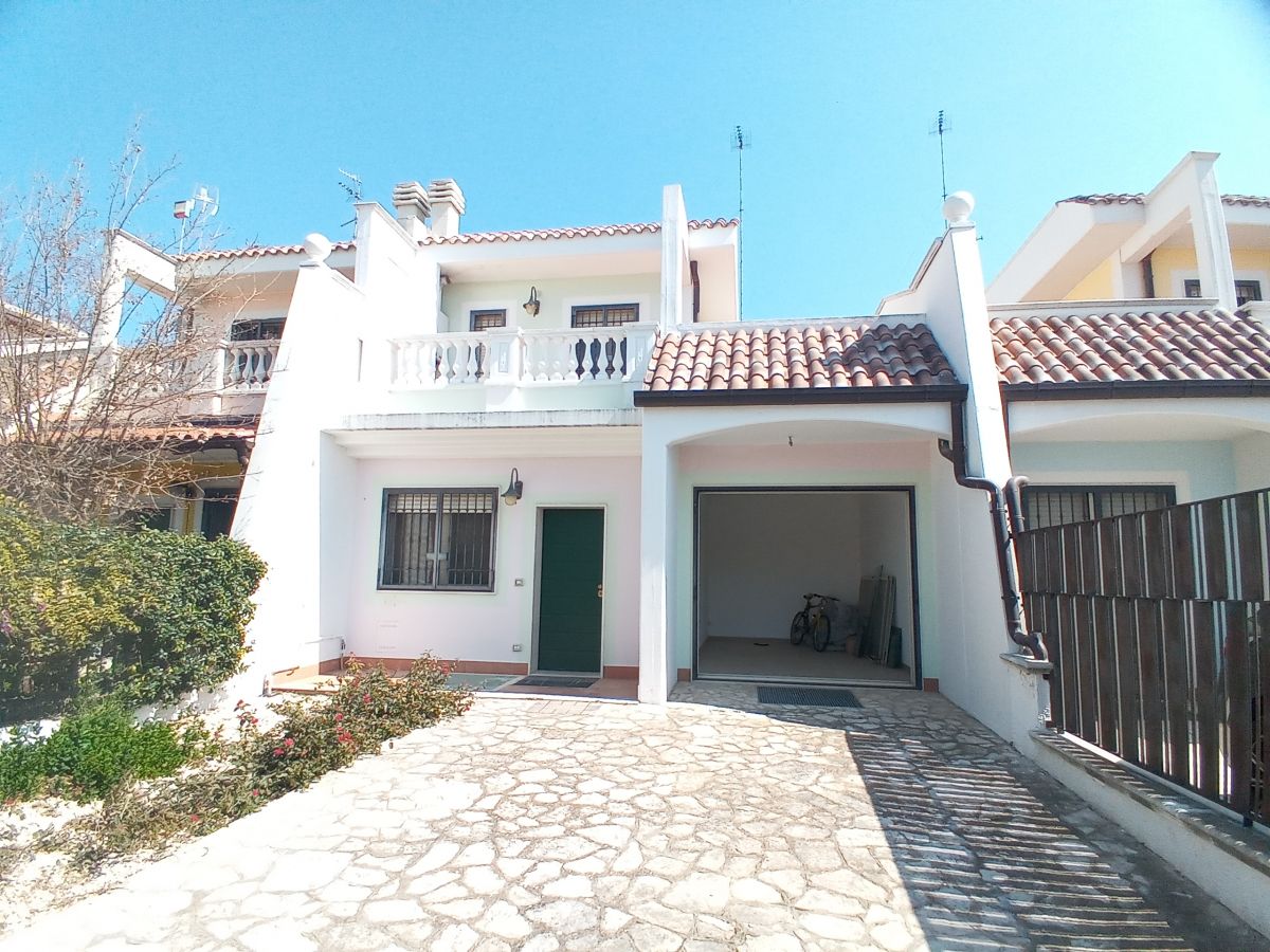 Villa (zona residenziale) di  6 vani /210 mq  a Bari - Mungivacca (zona via fanelli)