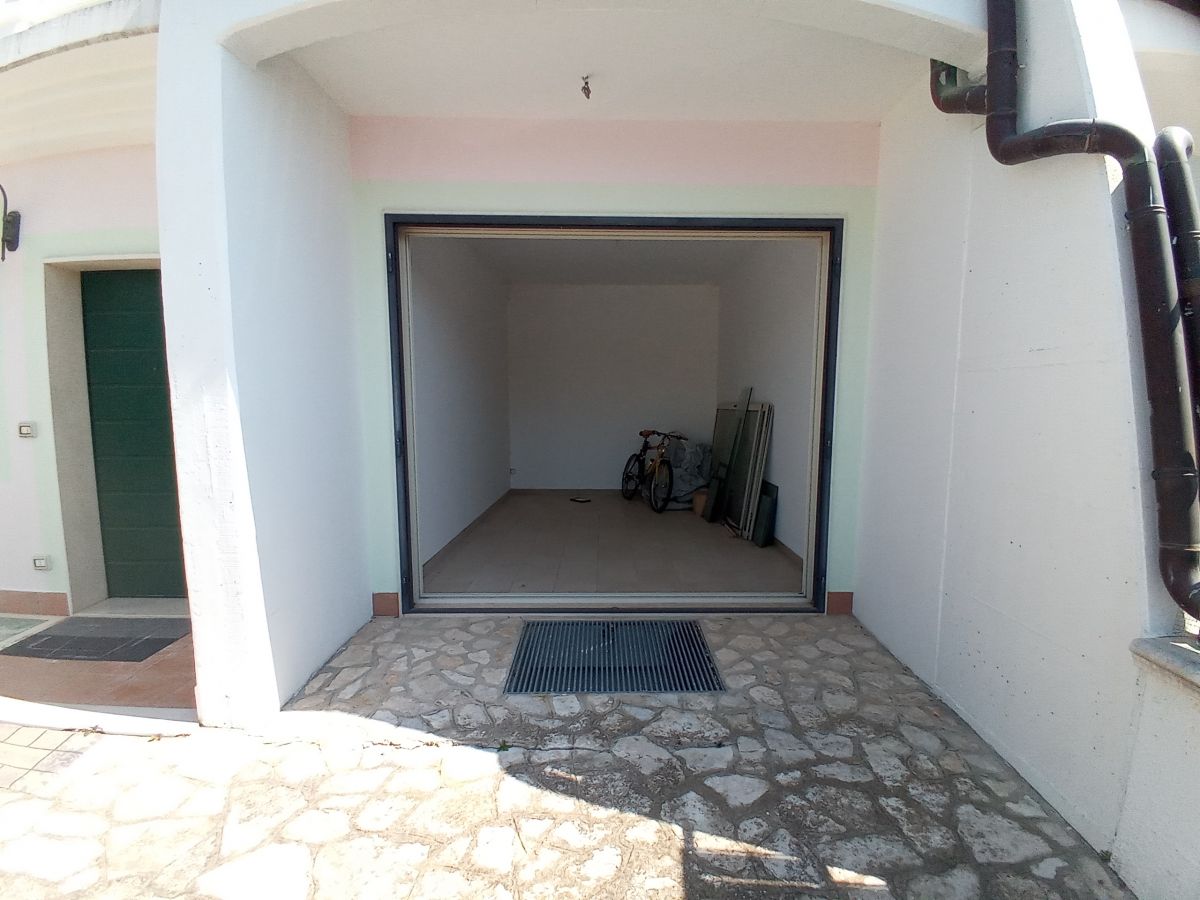 Villa (zona residenziale) di  6 vani /210 mq  a Bari - Mungivacca (zona via fanelli)