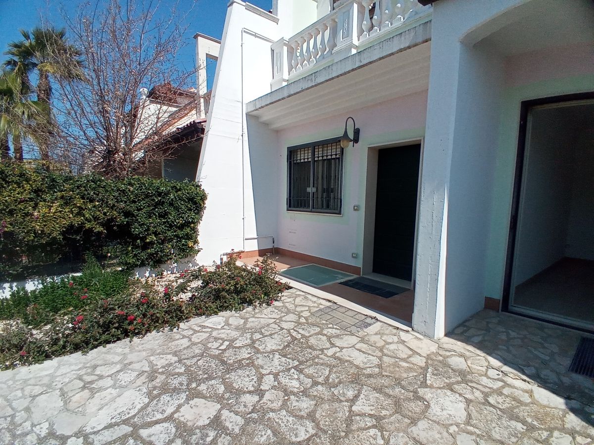 Villa (zona residenziale) di  6 vani /210 mq  a Bari - Mungivacca (zona via fanelli)