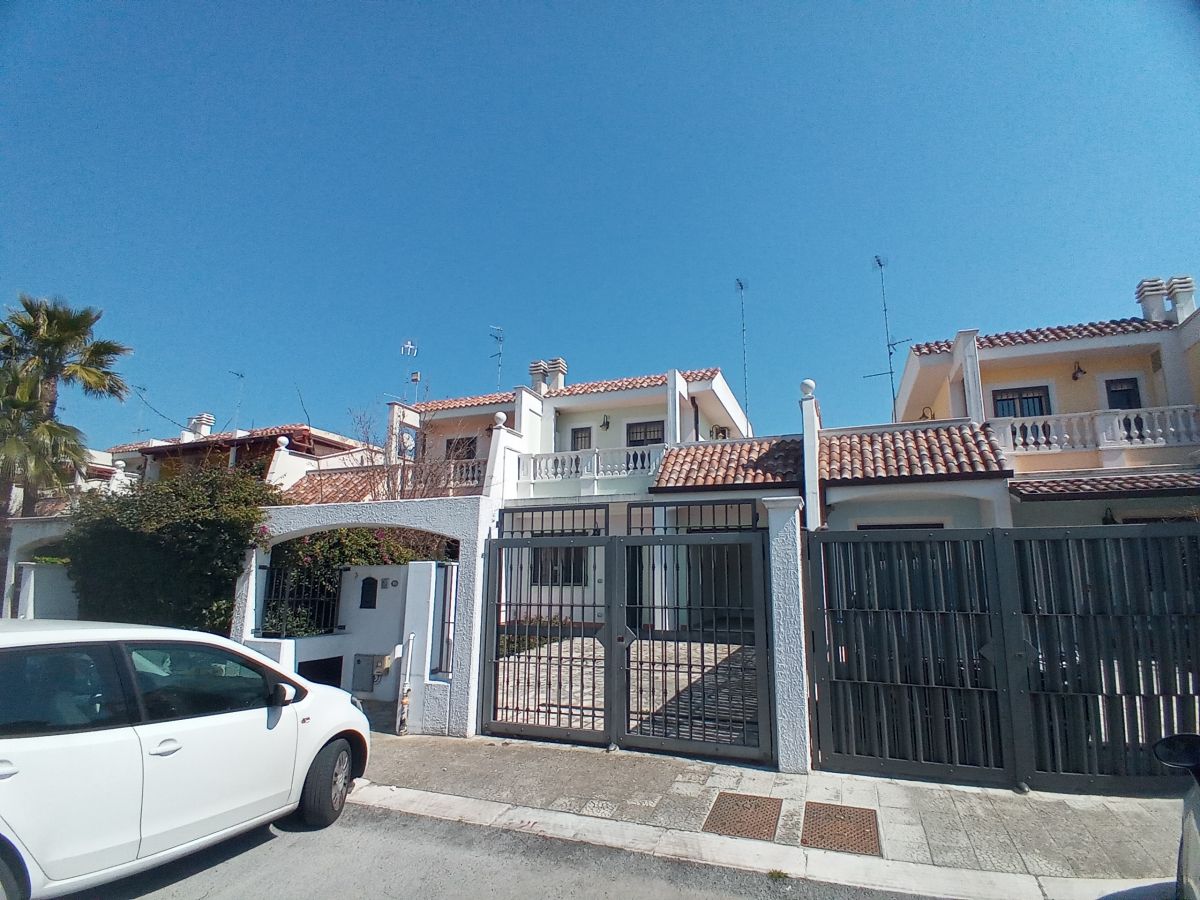 Villa (zona residenziale) di  6 vani /210 mq  a Bari - Mungivacca (zona via fanelli)