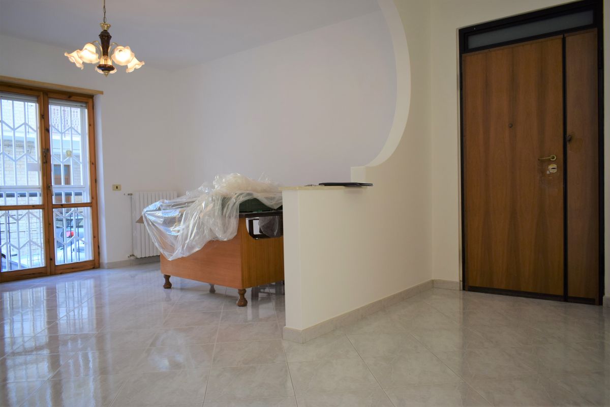 Appartamento di  3 vani /90 mq  a Bitetto (zona Mercato-Posta)