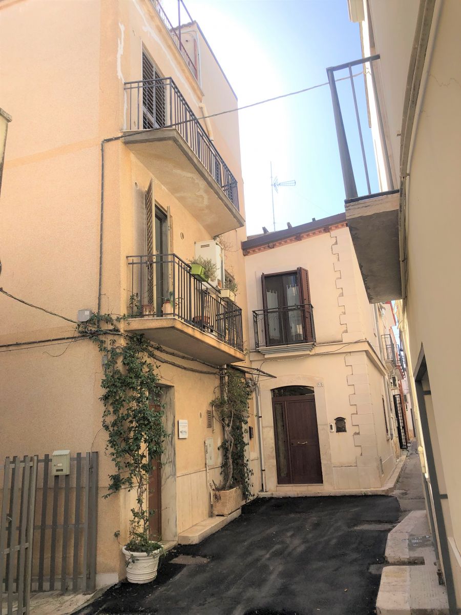 Casa indipendente di  3 vani /130 mq  a Bitetto (zona Centralissima)