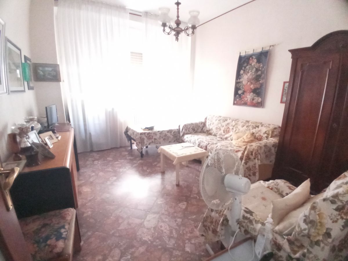 Appartamento di  3 vani /100 mq  a Bari - Murat (zona CENTRO)