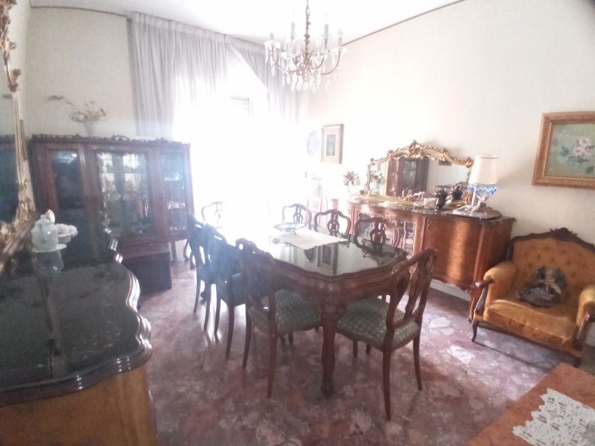 Appartamento di  3 vani /100 mq  a Bari - Murat (zona CENTRO)