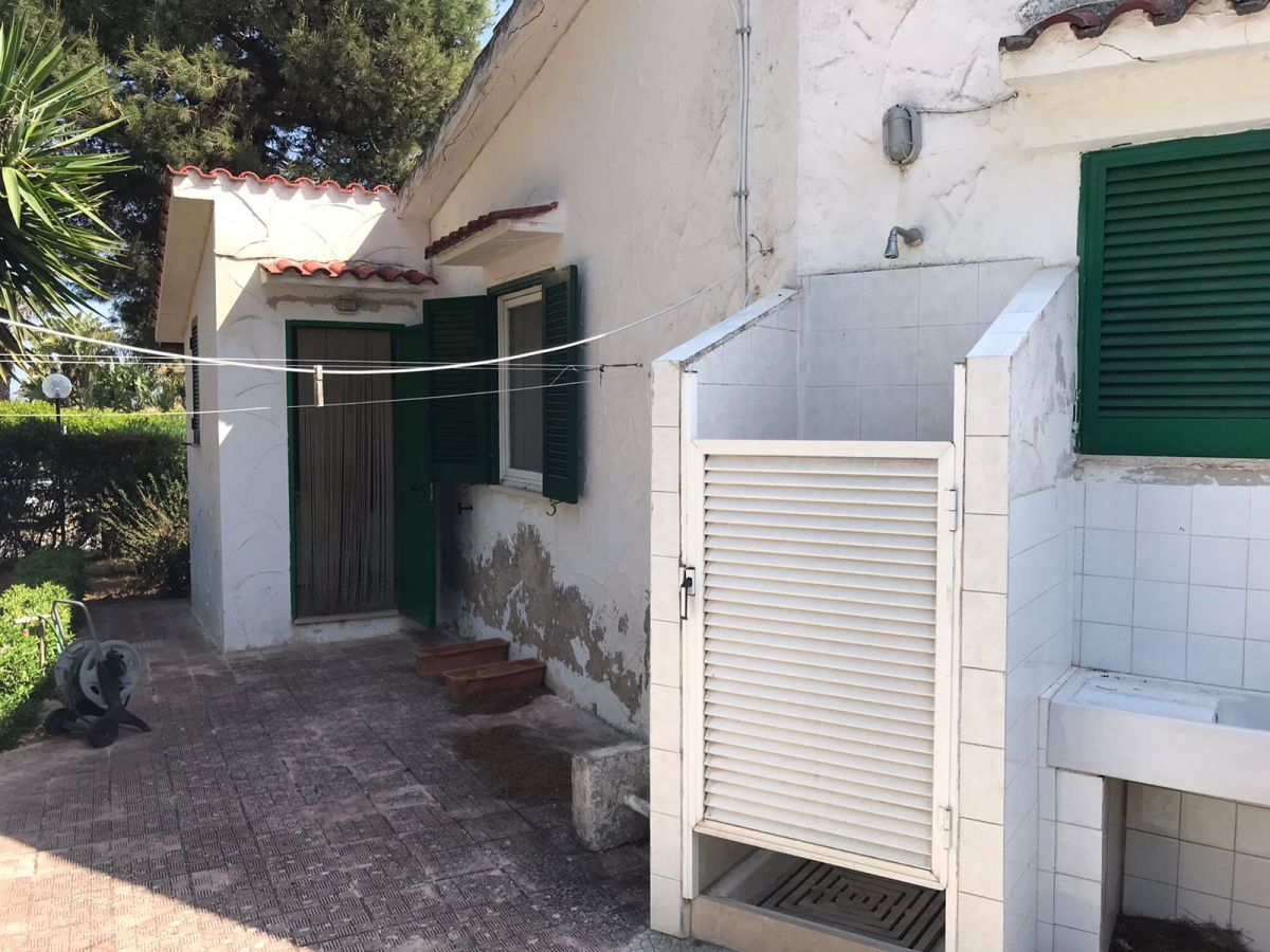 Villa (zona residenziale) di  3 vani /90 mq  a Ostuni (zona Consorzio Rosa Marina)