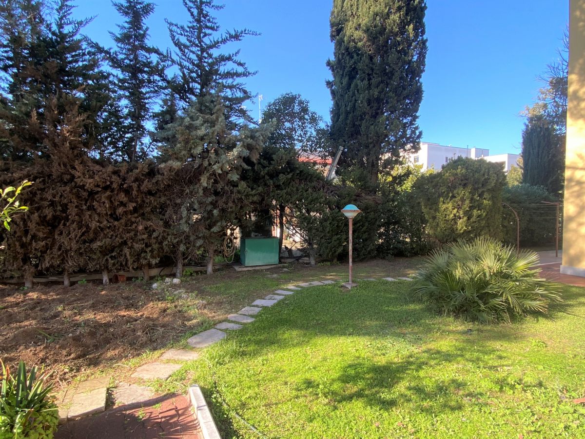 Villa (zona residenziale) di  6 vani /550 mq  a Bari - Ceglie del Campo (zona via RUBINI)