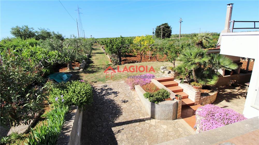 Villa (zona residenziale) di  6 vani /275 mq  a Conversano