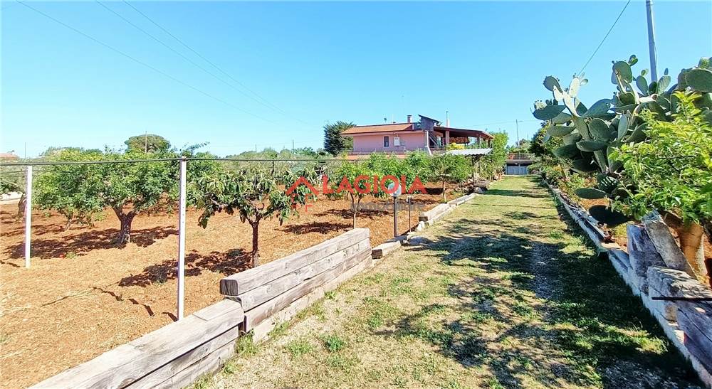 Villa (zona residenziale) di  6 vani /275 mq  a Conversano