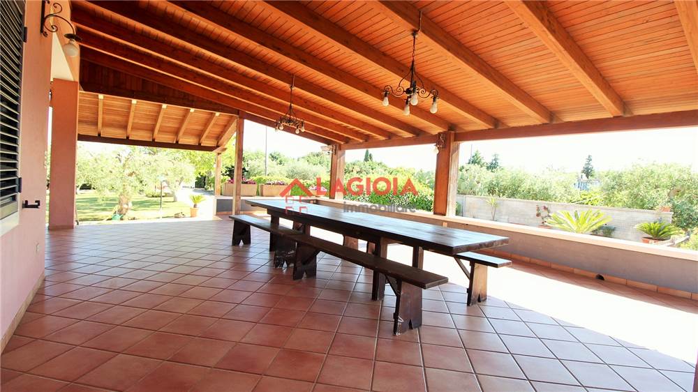 Villa (zona residenziale) di  6 vani /275 mq  a Conversano