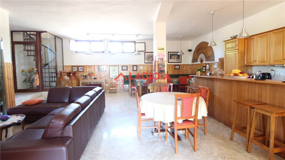 Villa (zona residenziale) di  6 vani /275 mq  a Conversano