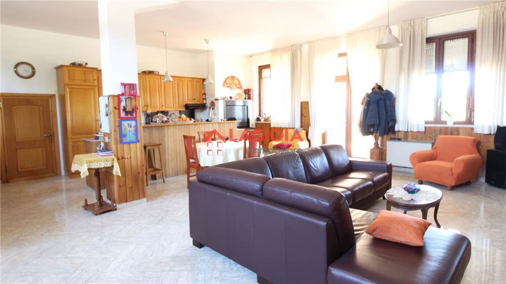 Villa (zona residenziale) di  6 vani /275 mq  a Conversano