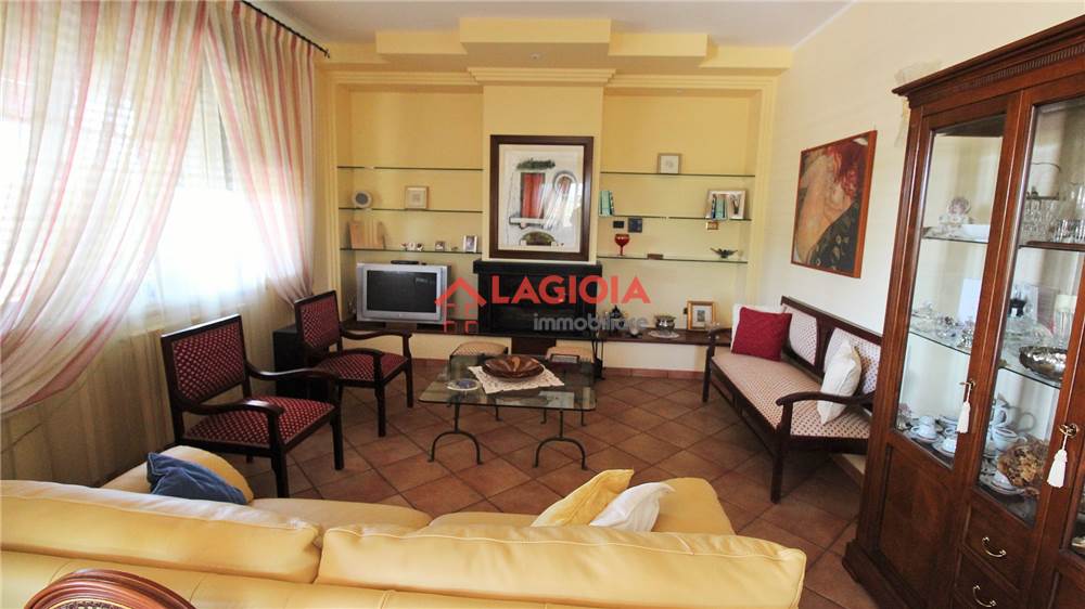 Villa (zona residenziale) di  6 vani /275 mq  a Conversano