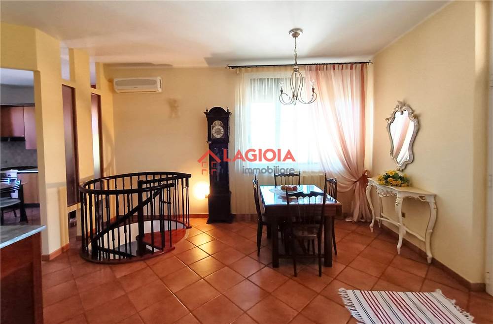 Villa (zona residenziale) di  6 vani /275 mq  a Conversano