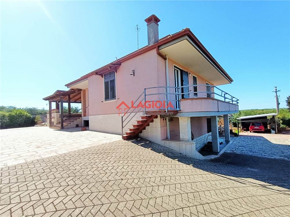 Villa (zona residenziale) di  6 vani /275 mq  a Conversano