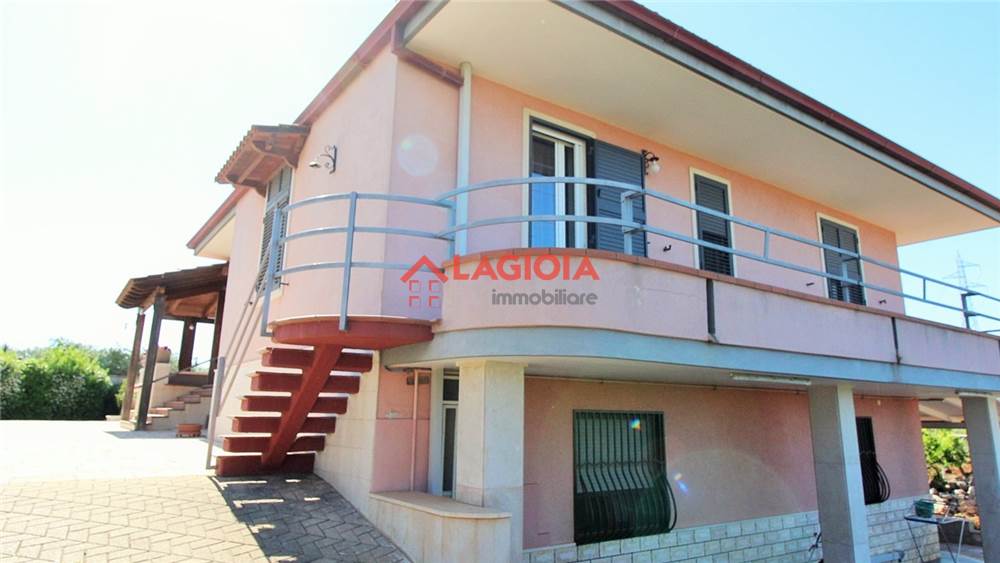 Villa (zona residenziale) di  6 vani /275 mq  a Conversano