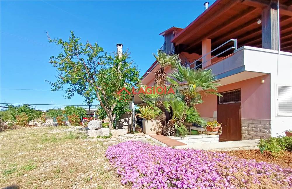 Villa (zona residenziale) di  6 vani /275 mq  a Conversano