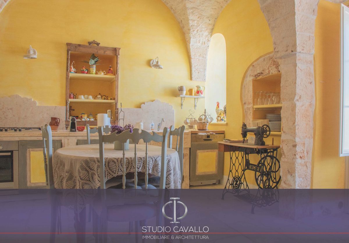 Palazzo / Stabile di  5 vani /260 mq  a Ostuni