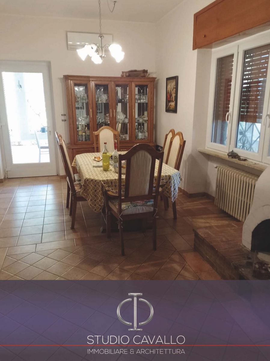 Villa (zona residenziale) di  6 vani /193 mq  a Bitetto