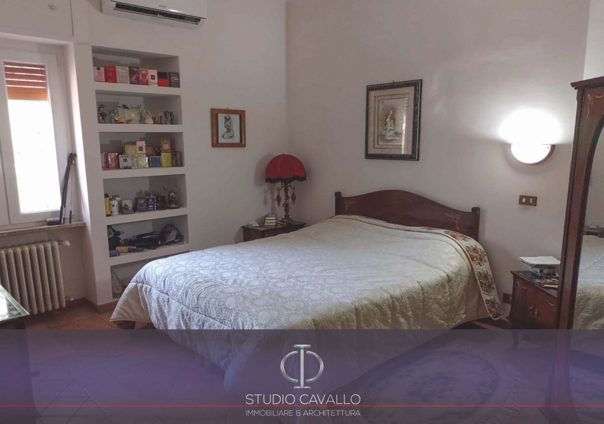 Villa (zona residenziale) di  6 vani /193 mq  a Bitetto