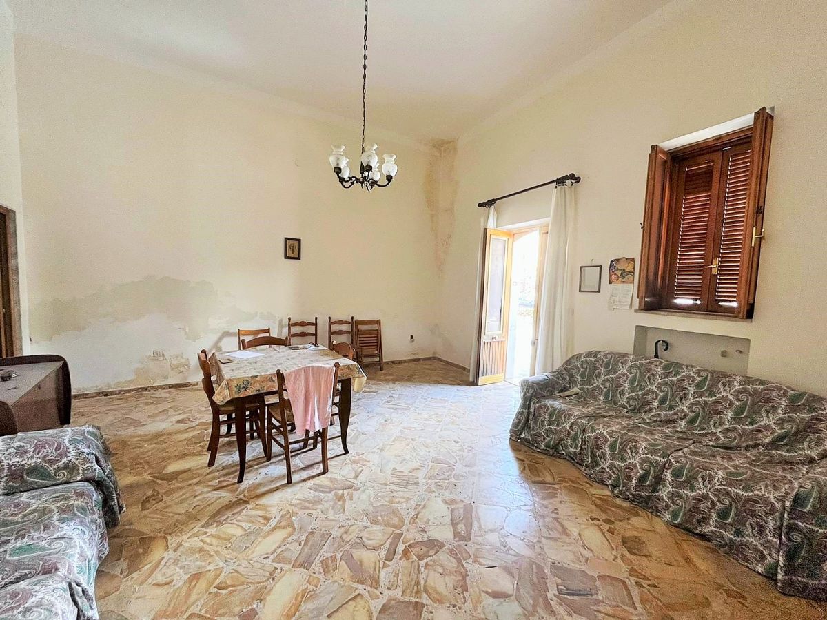 Casa indipendente di  3 vani /105 mq  a Cellamare (zona zona centrale)