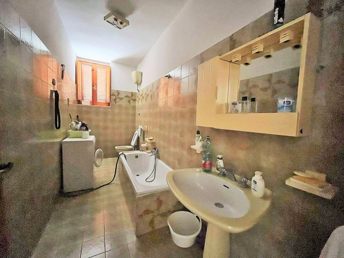 Casa indipendente di  3 vani /105 mq  a Cellamare (zona zona centrale)