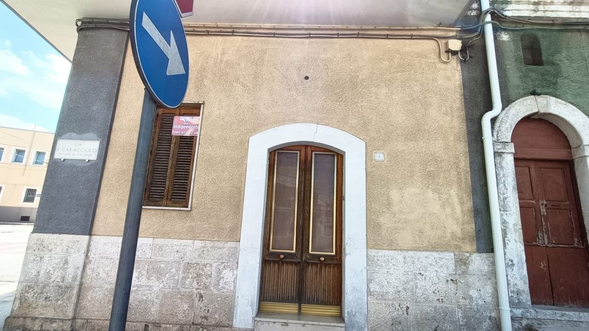 Casa indipendente di  3 vani /105 mq  a Cellamare (zona zona centrale)