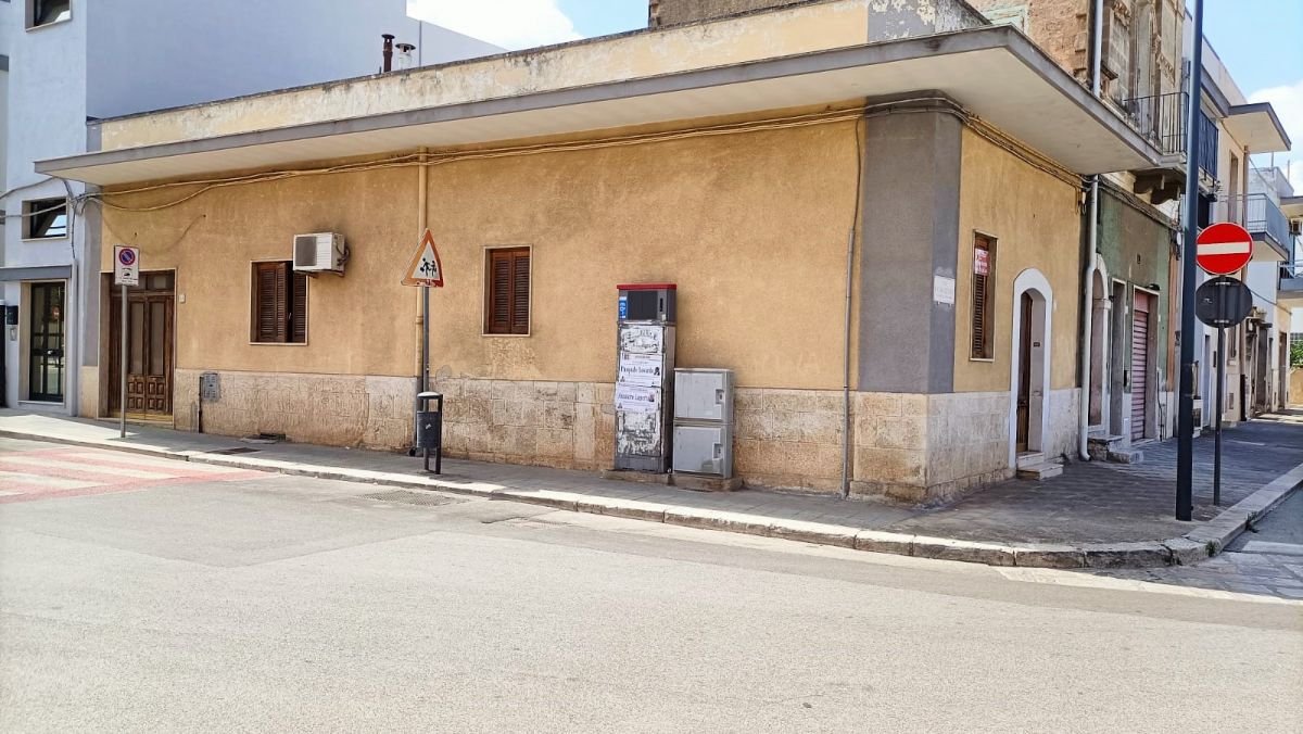 Casa indipendente di  3 vani /105 mq  a Cellamare (zona zona centrale)