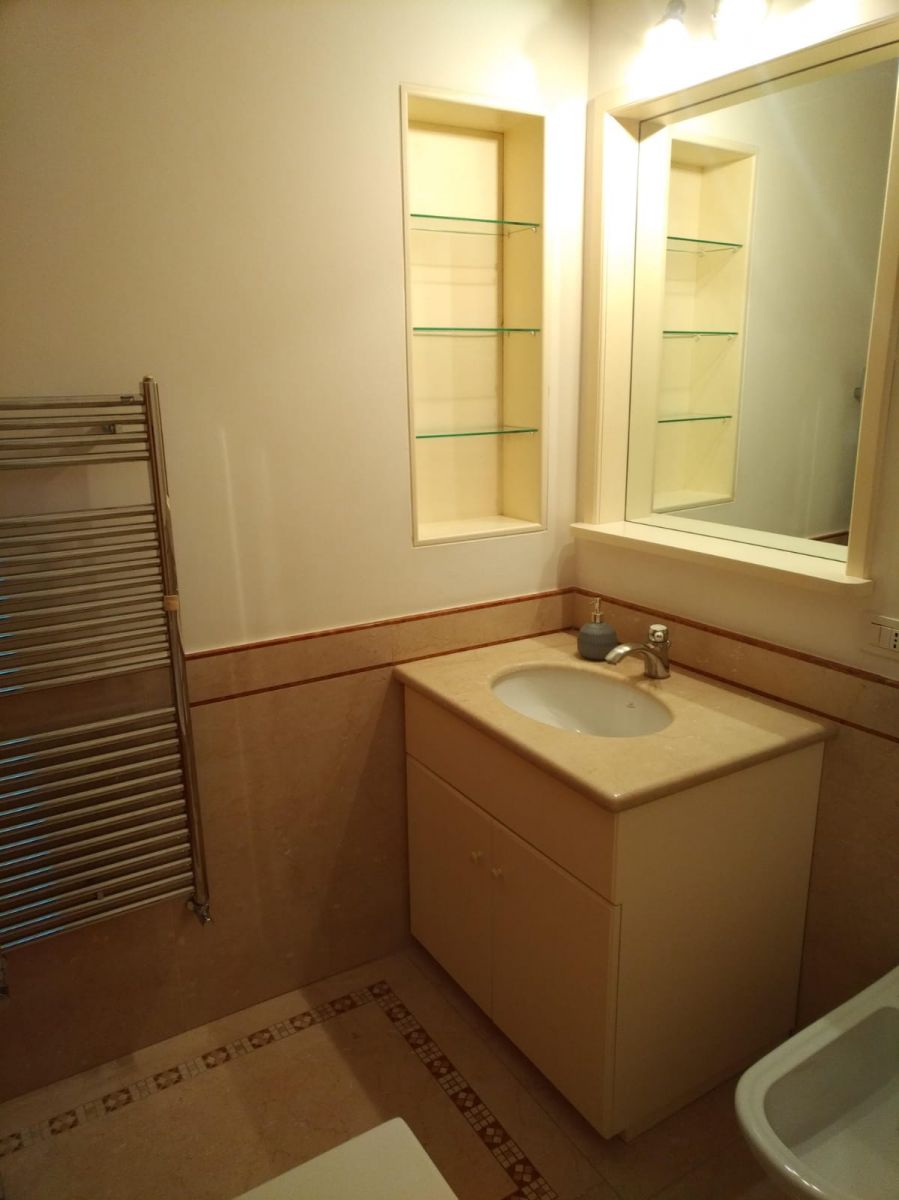 Appartamento di  4 vani /160 mq  a Bari (zona BORGO ANTICO)