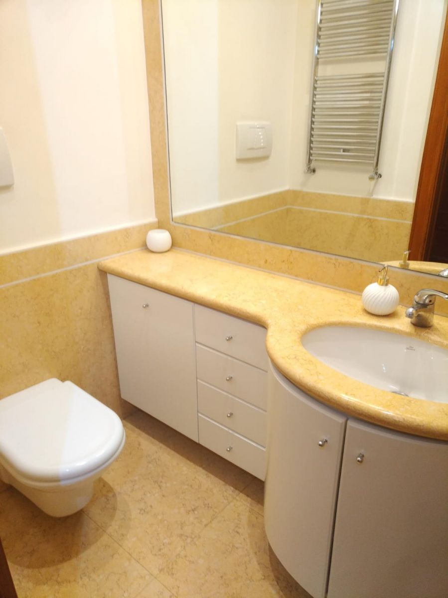 Appartamento di  4 vani /160 mq  a Bari (zona BORGO ANTICO)