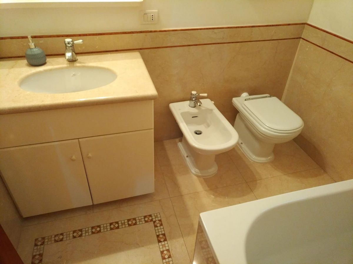 Appartamento di  4 vani /160 mq  a Bari (zona BORGO ANTICO)