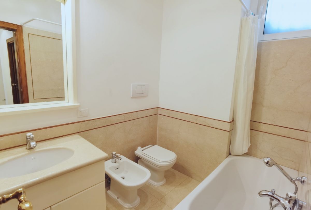 Appartamento di  4 vani /160 mq  a Bari (zona BORGO ANTICO)