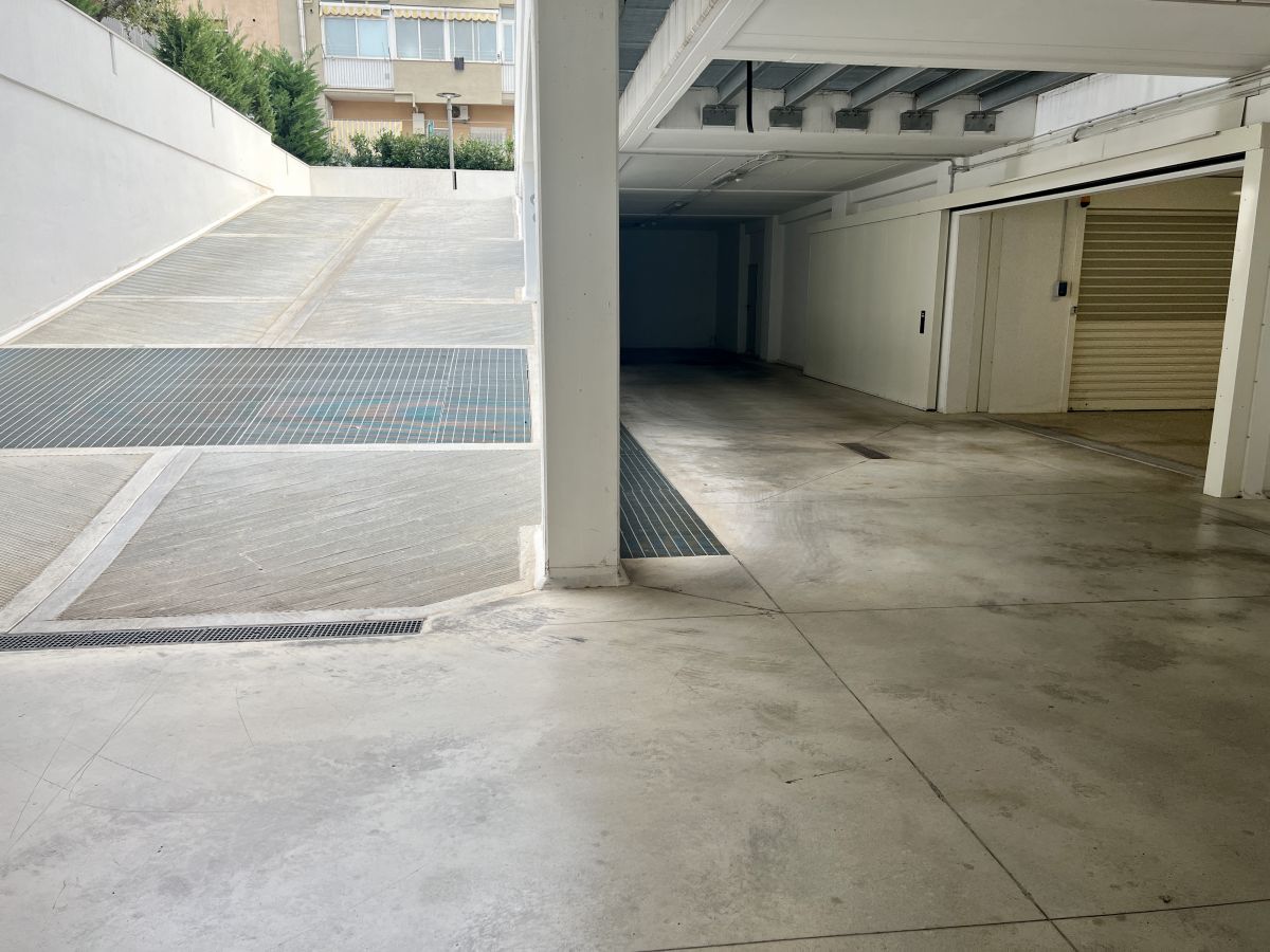 Box / Garage / Posto Auto di  1 vani /45 mq  a Bari - Picone (zona Policlinico)