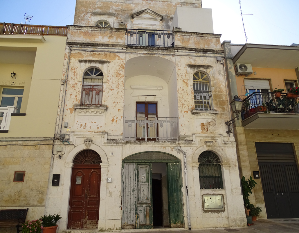 Valenzano Centro Storico Palazzina in vendita su tre livelli di mq. 180 complessivi