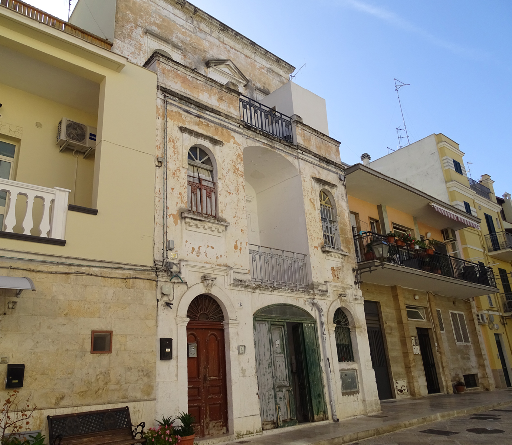 Valenzano Centro Storico Palazzina in vendita su tre livelli di mq. 180 complessivi