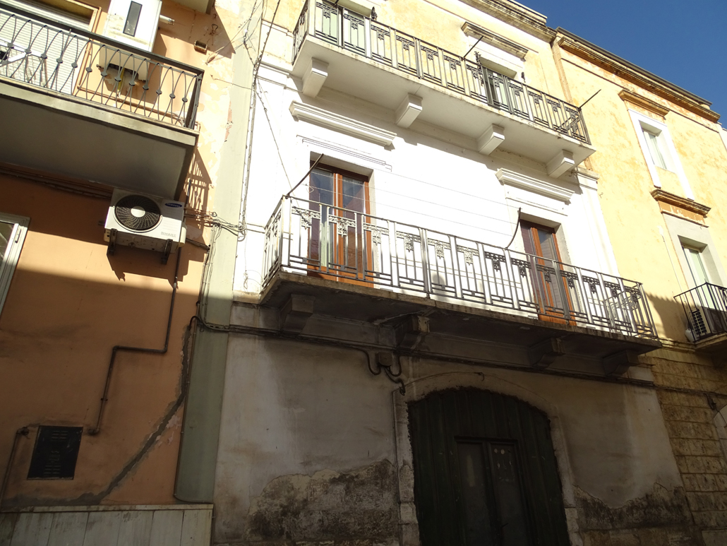 Valenzano Centro Storico Palazzina in vendita su tre livelli di mq. 180 complessivi