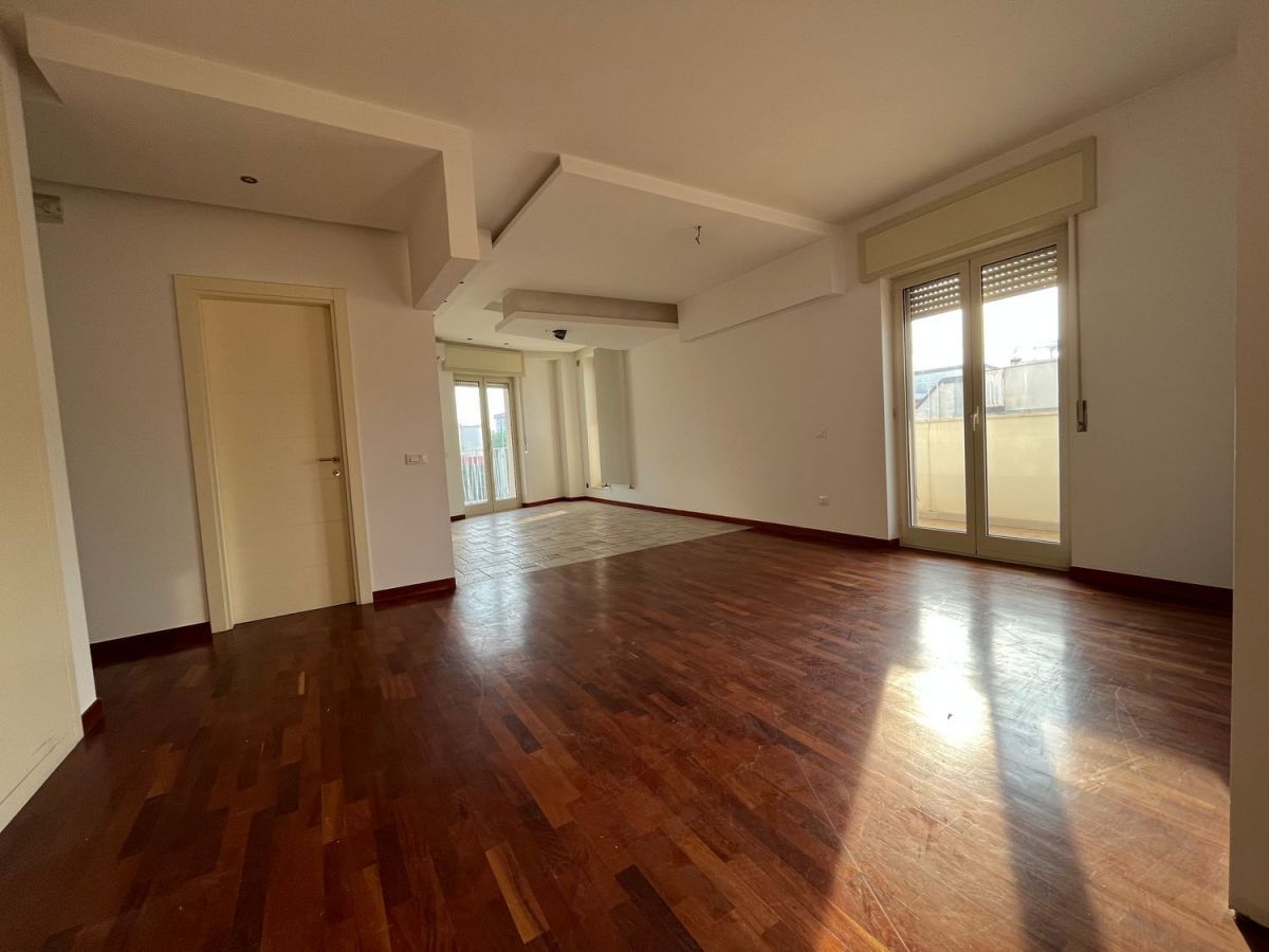 Appartamento di  4 vani /135 mq  a Bitetto (zona Via BEATO )