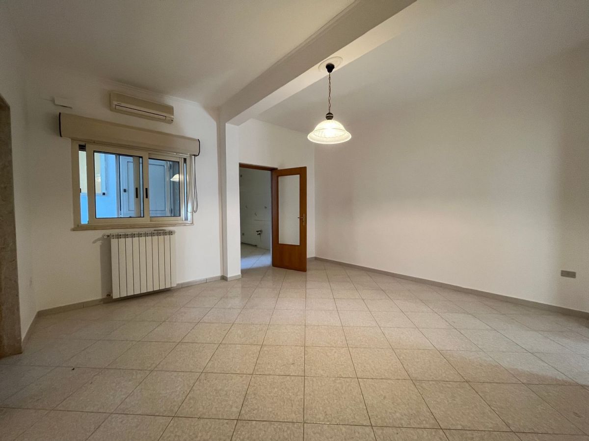 Appartamento di  4 vani /155 mq  a Bitetto (zona Piazza Centrale)