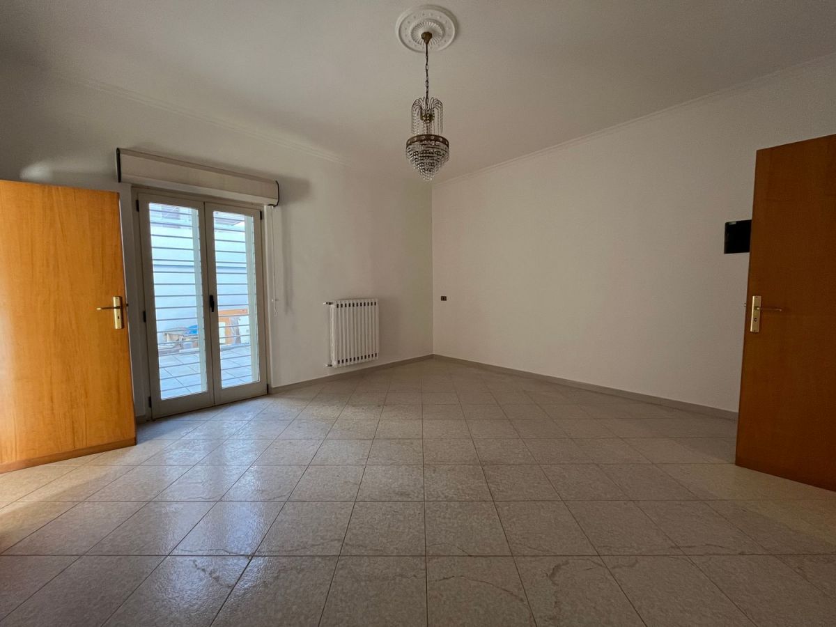 Appartamento di  4 vani /155 mq  a Bitetto (zona Piazza Centrale)