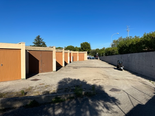 Box / Garage / Posto Auto di  1 vani /25 mq  a Noicattaro