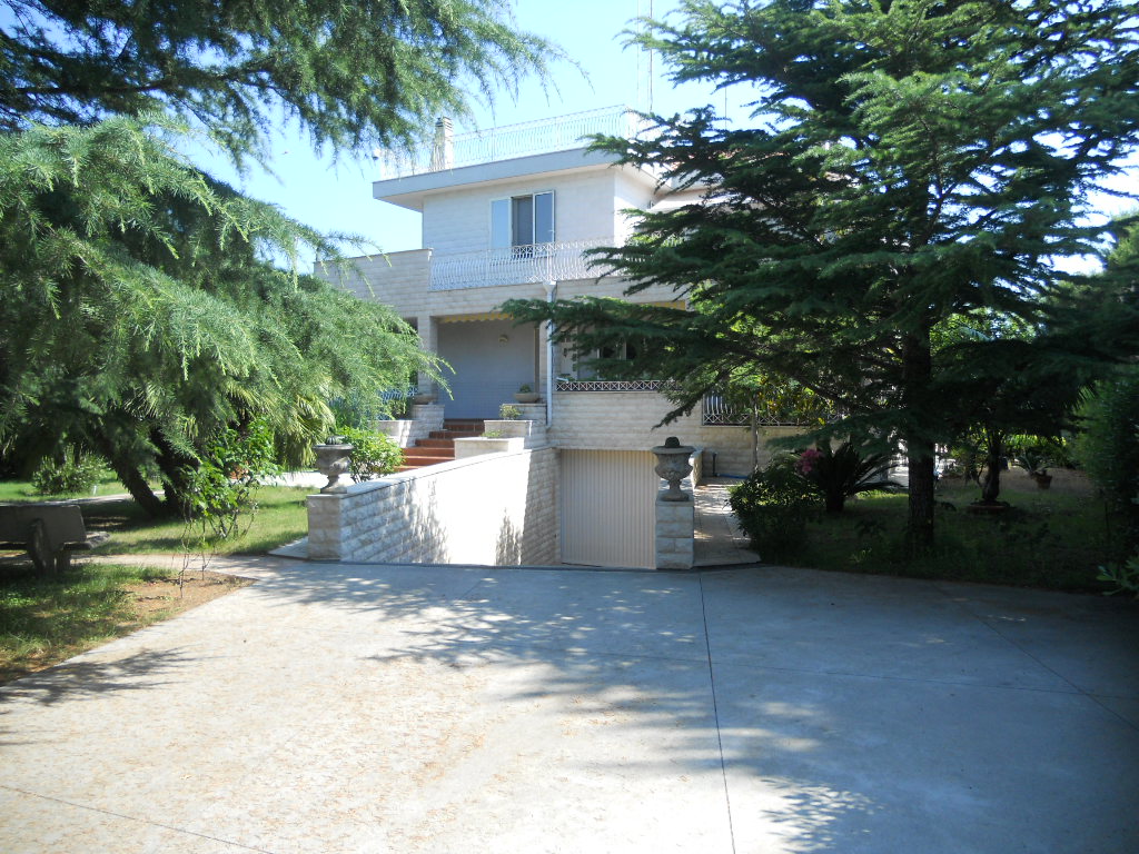 Villa (zona residenziale) di  6 vani /489 mq  a Trani (zona sud / Lungomare)