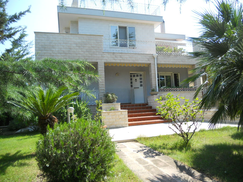 Villa (zona residenziale) di  6 vani /489 mq  a Trani (zona sud / Lungomare)