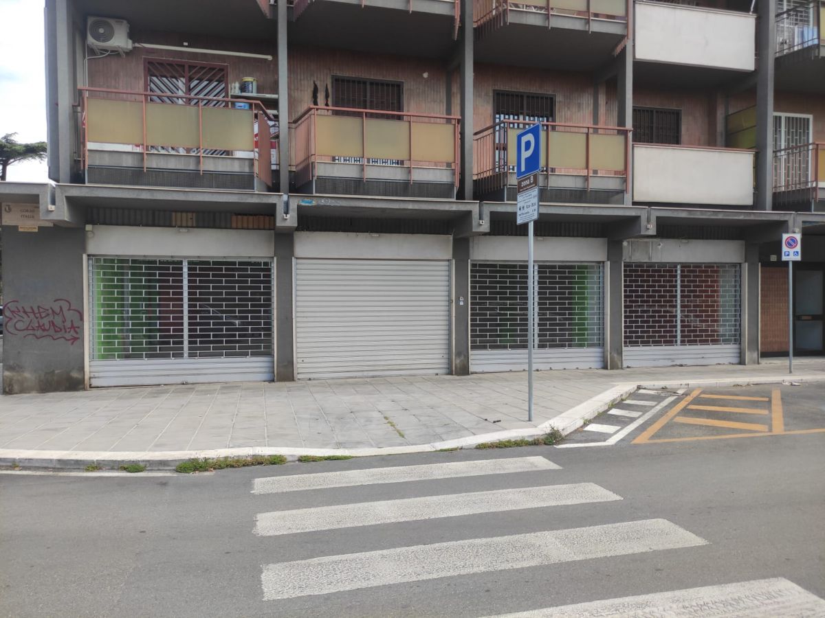 Locale commerciale / Negozio di  6 vani /560 mq  a Bari - Libertà 