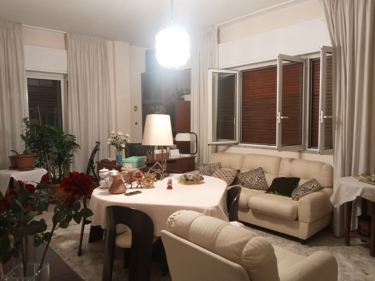 Appartamento di  4 vani /116 mq  a Bari - Murat (zona CENTRO)