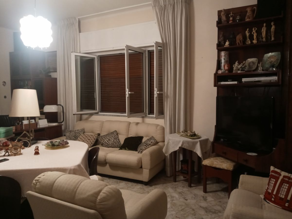 Appartamento di  4 vani /116 mq  a Bari - Murat (zona CENTRO)