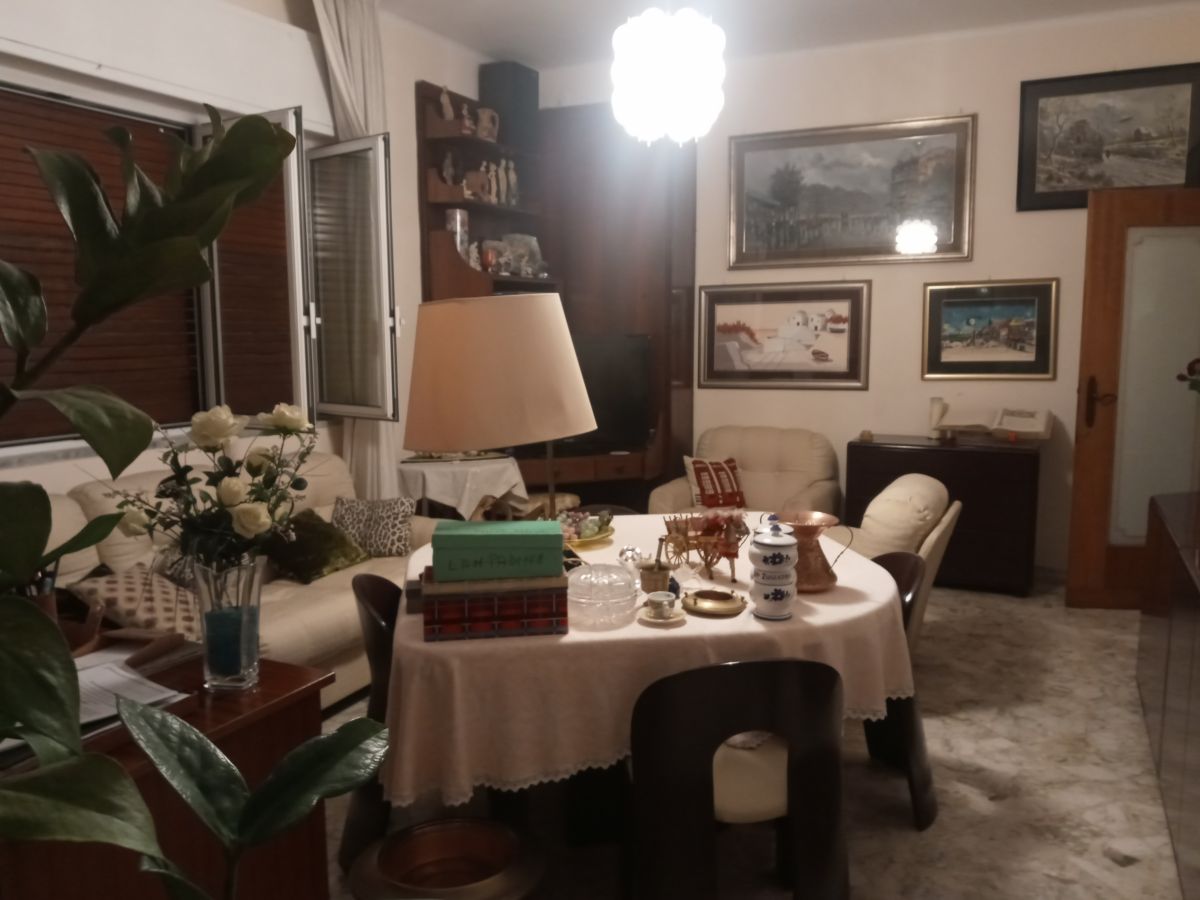 Appartamento di  4 vani /116 mq  a Bari - Murat (zona CENTRO)