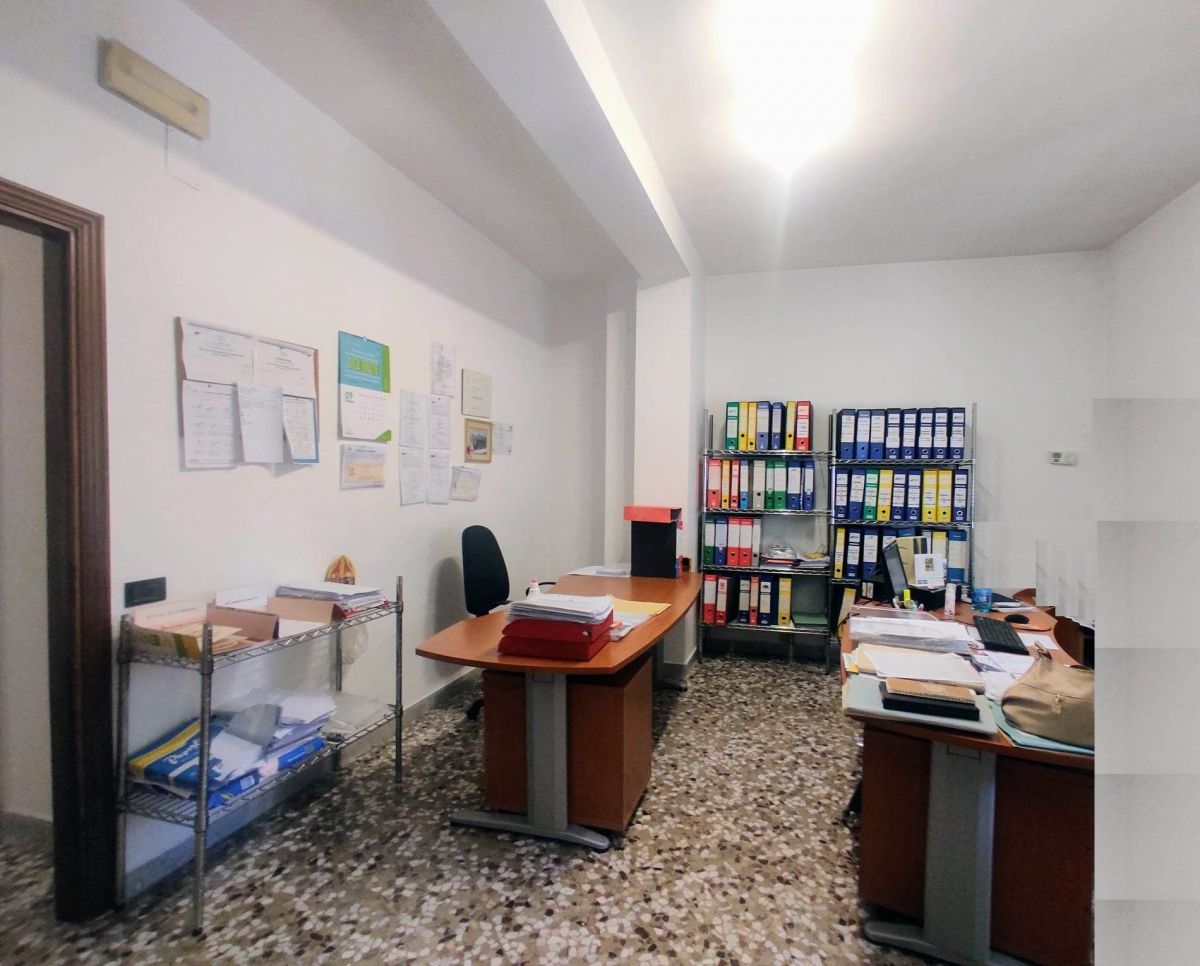 Ufficio di  3 vani /75 mq  a Bari - Poggiofranco (zona Bar Lucarelli)