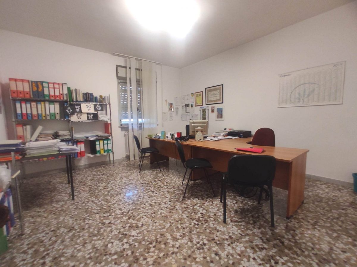 Ufficio di  3 vani /75 mq  a Bari - Poggiofranco (zona Bar Lucarelli)